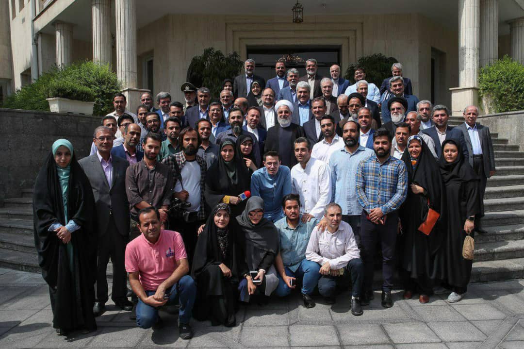 عکس یادگاری روحانی با خبرنگاران
