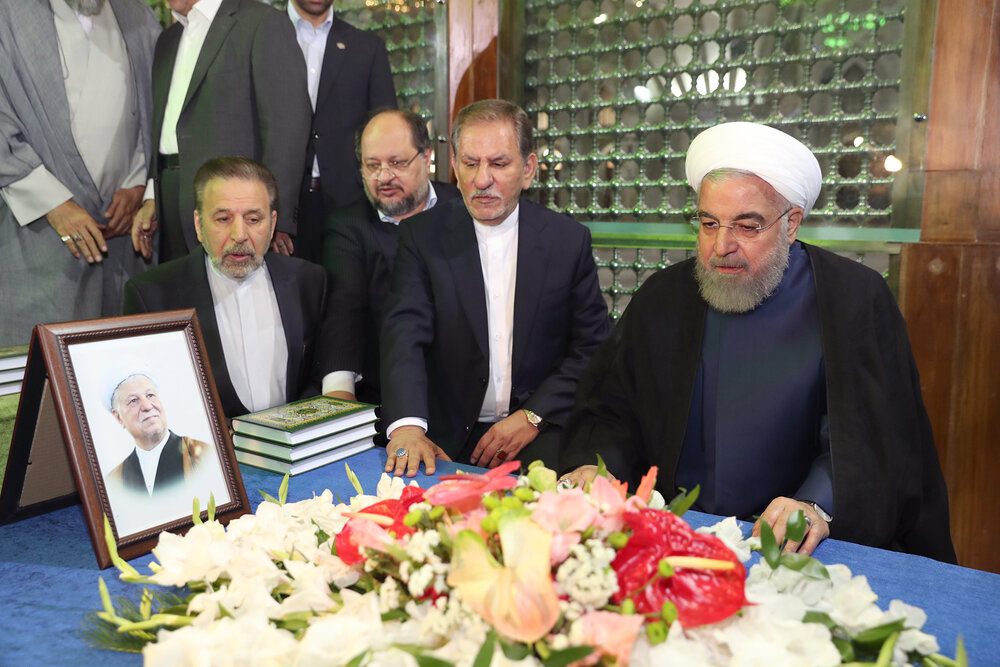عکس / فاتحه خوانی روحانی بر سر مزار آیت الله هاشمی