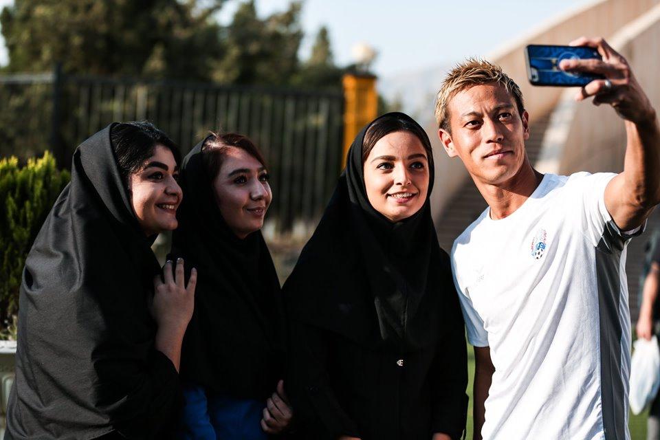 سلفی مربی کامبوج با دختران ایرانی +عکس