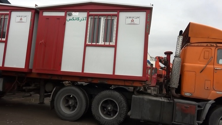 ۱۵ کانکس مسکونی بانک ملت به اهالی زلزله زده میانه و سراب اهدا شد.