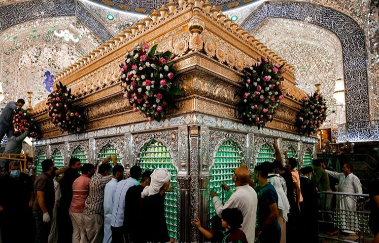 برافراشته شدن پرچم غدیر و گل‌آرایی ضریح در حرم علوی+عکس