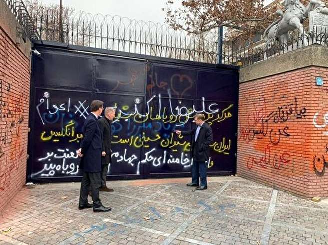 دیوار، رسانه تازه در عصر سیاست | پلیسهای دیپلمات در هنگام دیوارنویسی کجا بودند؟ | زیانهای عمومی این اقدامات چیست؟ | انفعال مسئولان در برابر این اتفاقات | شعارنویسها چه کسانی هستند؟ دیوار، رسانه تازه در عصر سیاست | پلیسهای دیپلمات در هنگام دیوارنویسی کجا بودند؟ | زیانهای عمومی این اقدامات چیست؟ | انفعال مسئولان در برابر این اتفاقات | شعارنویسها چه کسانی هستند؟