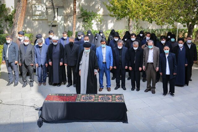اقامه نماز رهبری بر پیکر همسر شهید مطهری