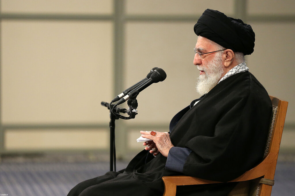 رهبر انقلاب: جامعه کارگری اعتراض دارد اما با دشمن مرزبندی می‌کند | اعتراضات کارگری آگاه کردن نظام است