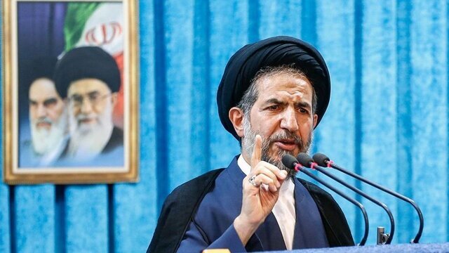 خطیب جمعه: کسانی که دانش حکمرانی دارند در انتخابات شرکت کنند